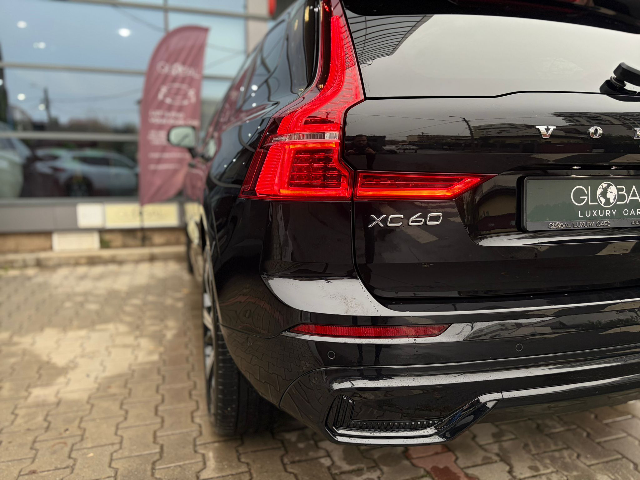 Volvo XC60 B4 Plus Dark - imagine 8