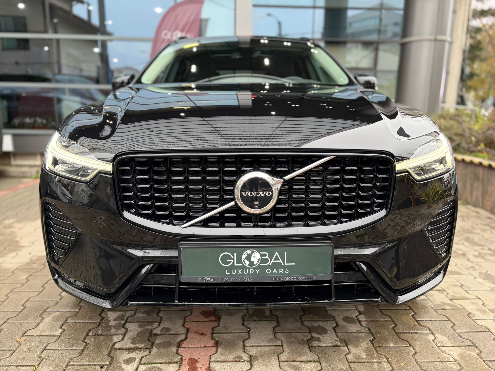 Volvo XC60 B4 Plus Dark - imagine 2