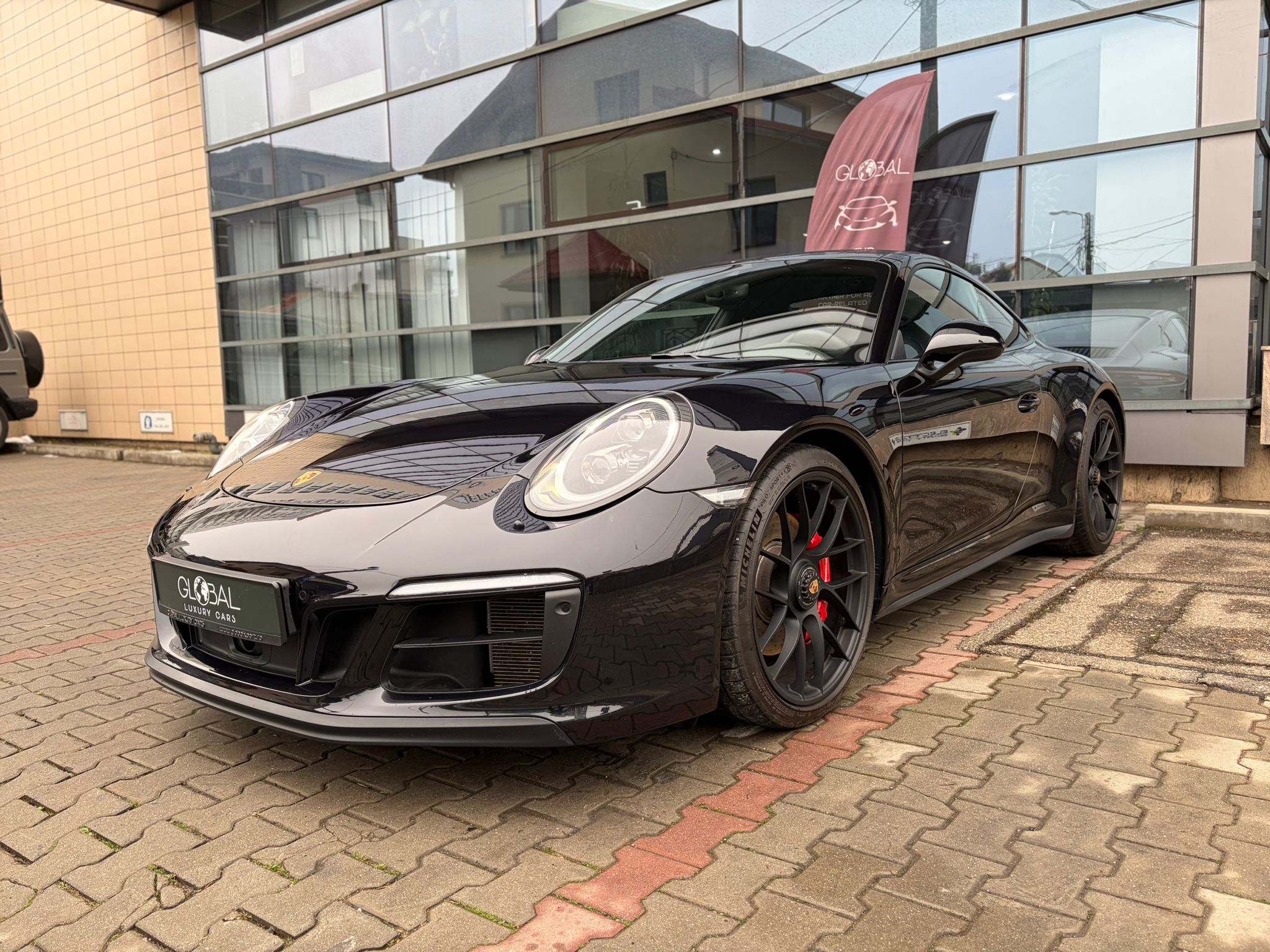 Porsche 911 Carrera 4 GTS - imagine 2